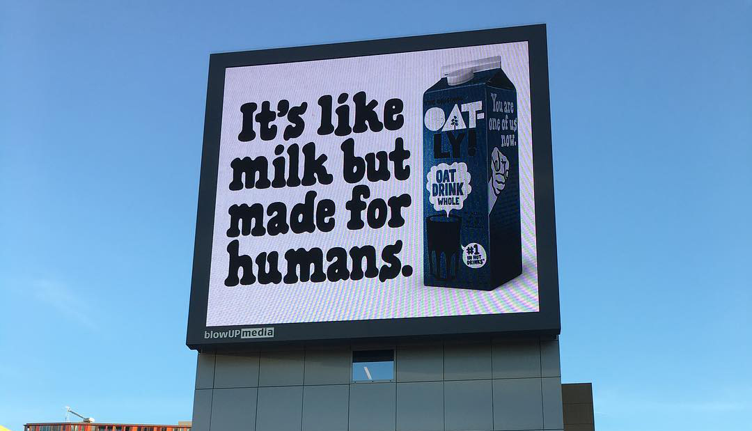 Pubblicità vegan cartellone di Oatly "It's like milk but made for humans"